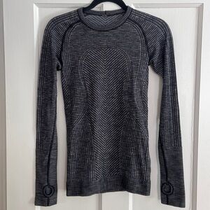 Lululemon runners long sleeve shirt. Thumb holes keeps your sleeves in place.
